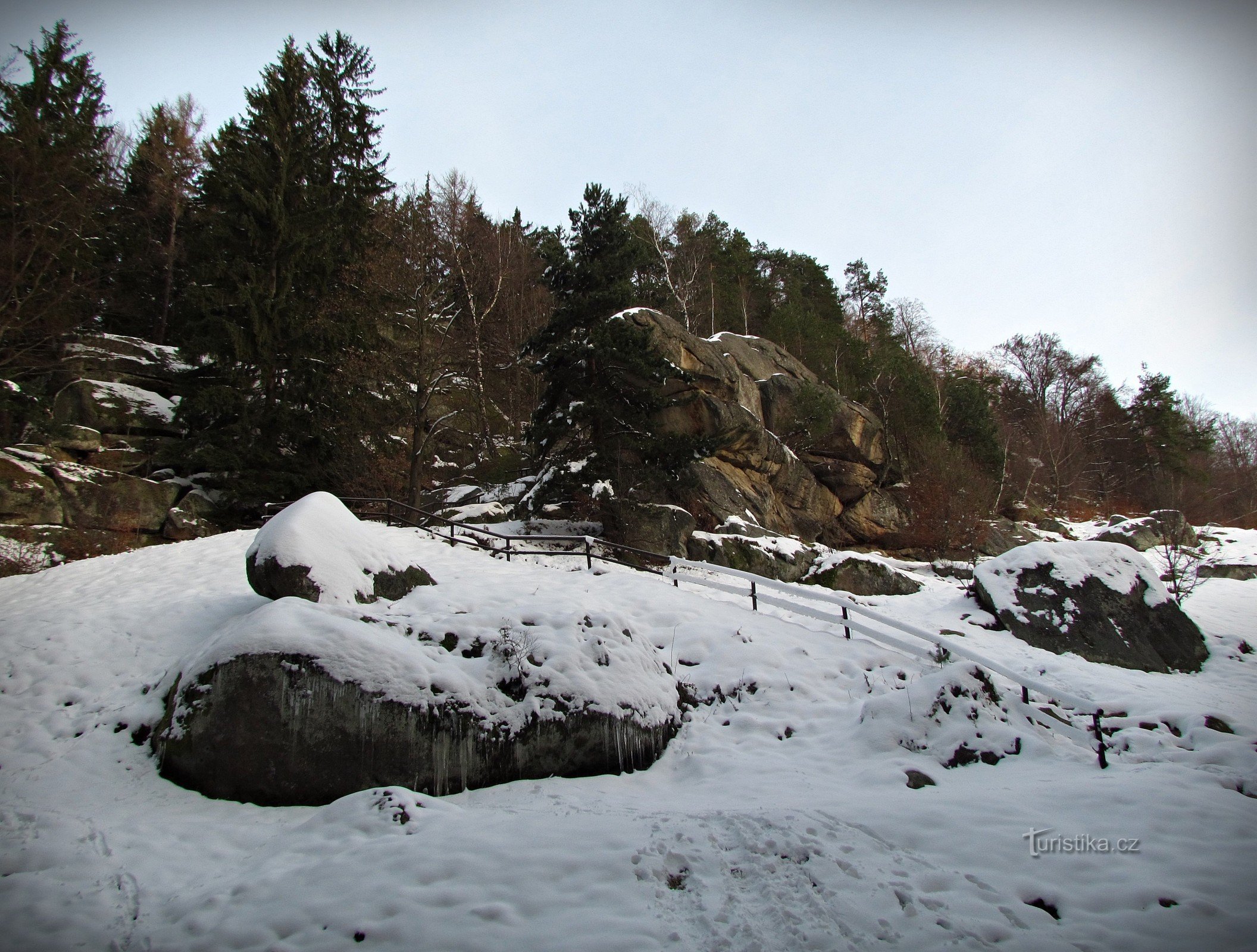 vue sur les rochers depuis le ruisseau