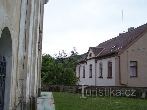 Blick auf die Schule vom verlassenen Friedhof von der Kirche aus