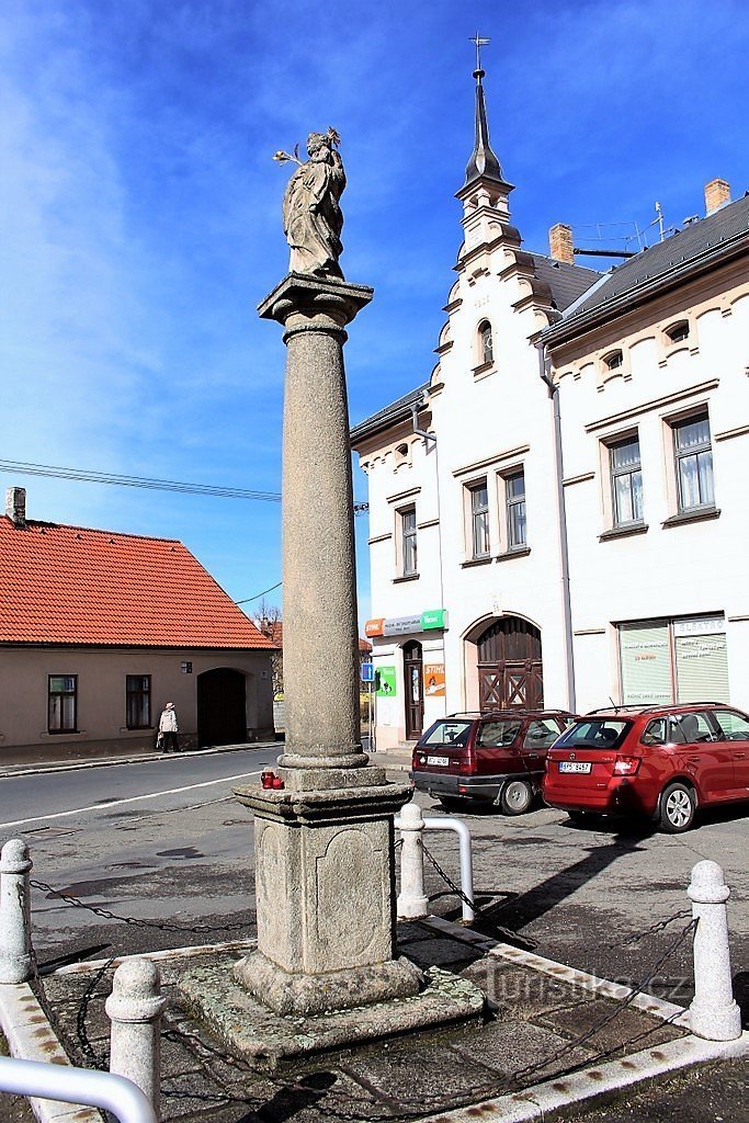 Blick auf die Säule vom Eingang zum Friedhof