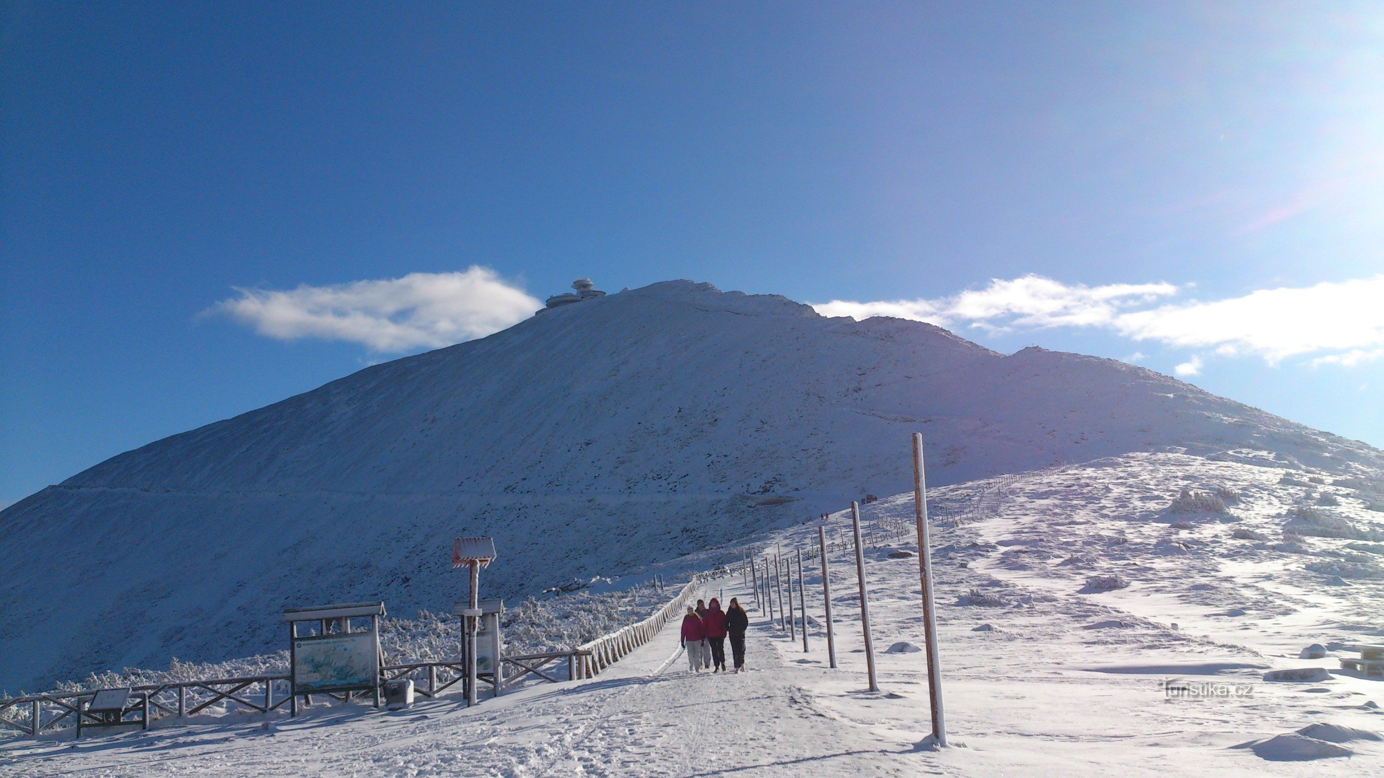 Blick auf die Schneekoppe von der Kreuzung des Bergwerks Riesen