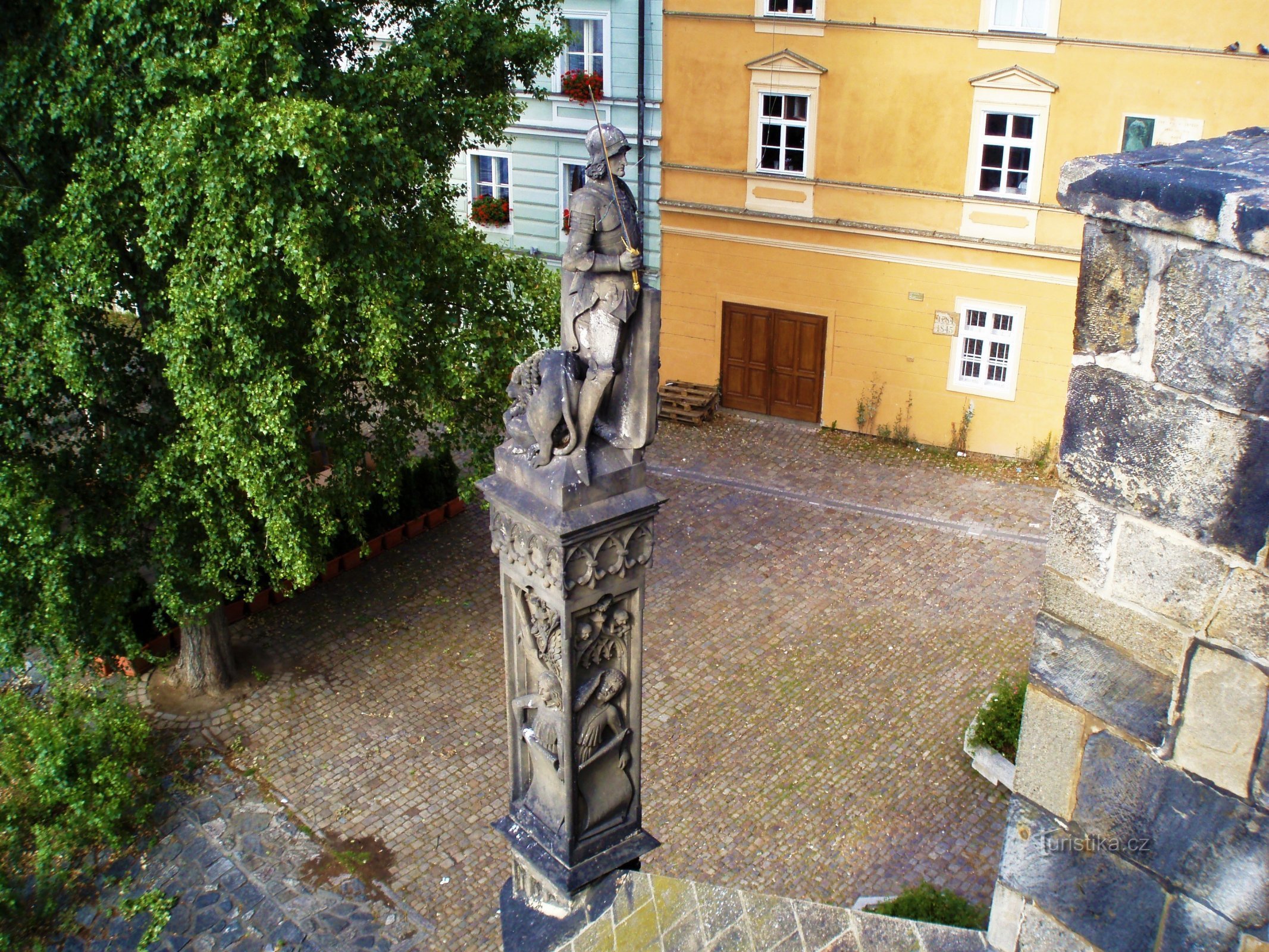 Blick auf die Bruncvík-Statue von der Karlsbrücke (Prag, 9.7.2008)