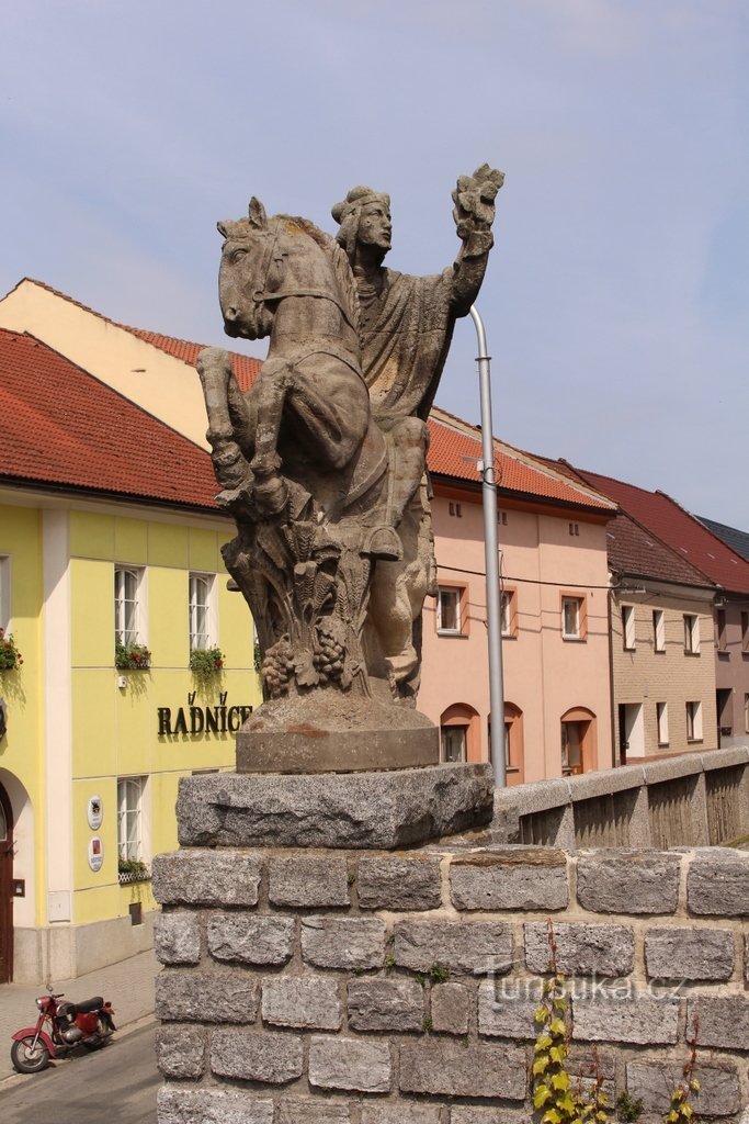 View of the statue from the south