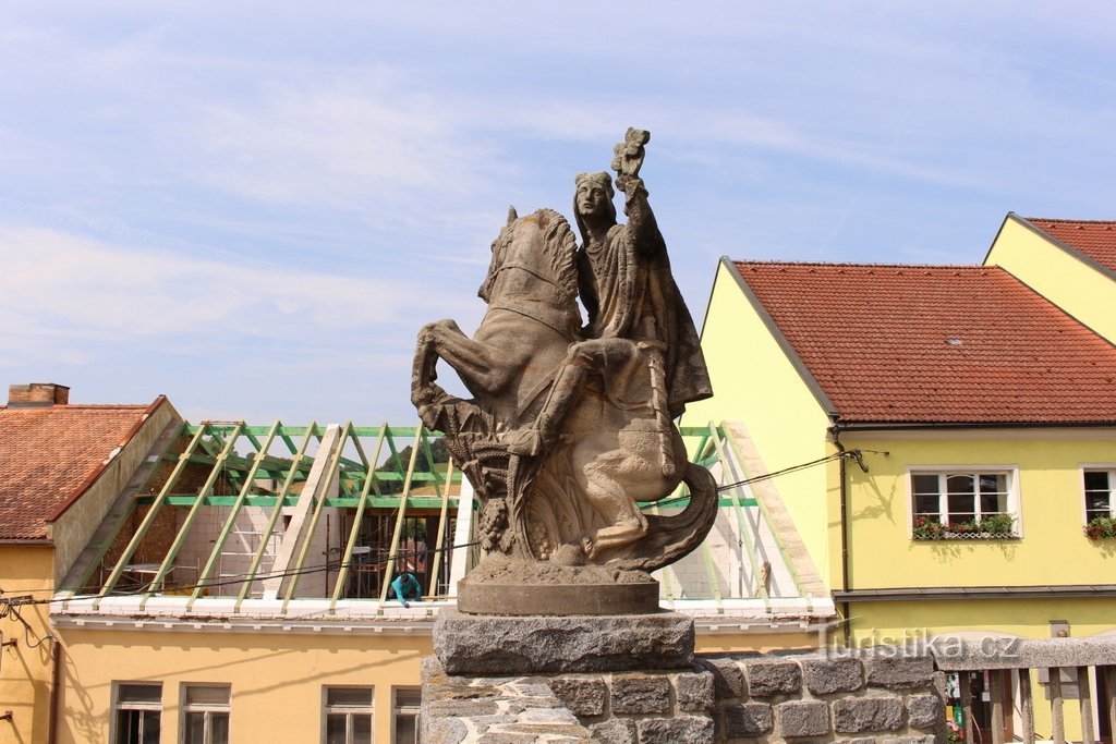 Utsikt över statyn från kyrkan