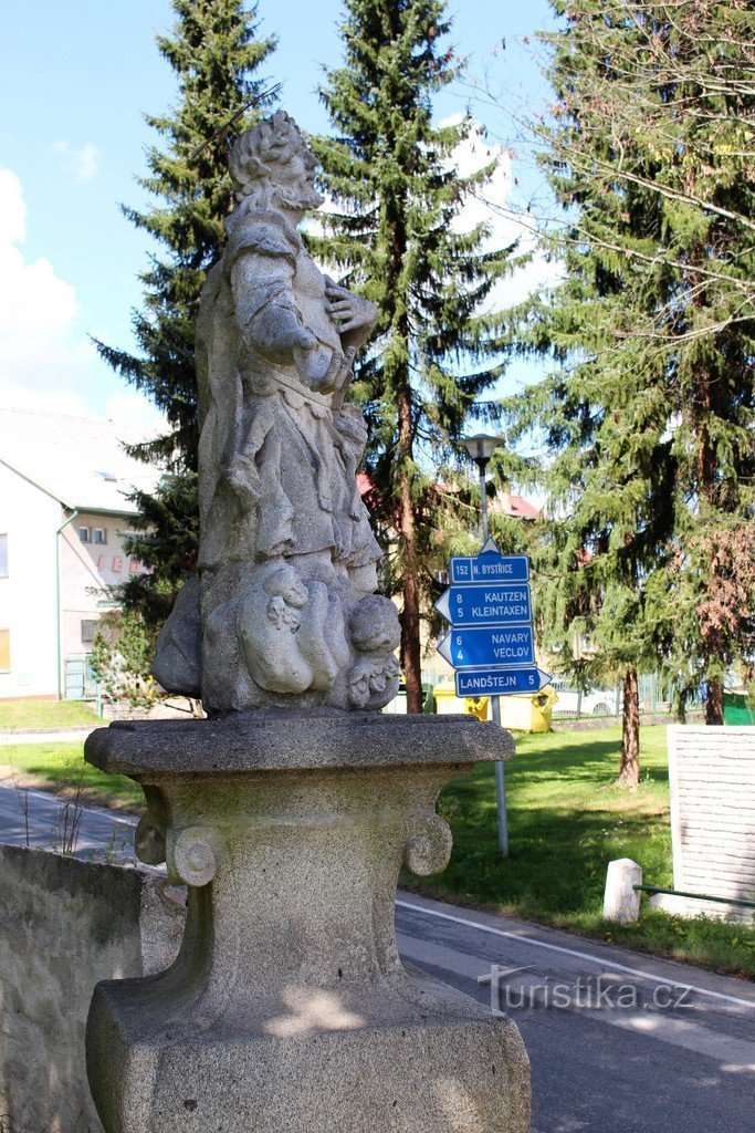Veduta della statua dalla chiesa