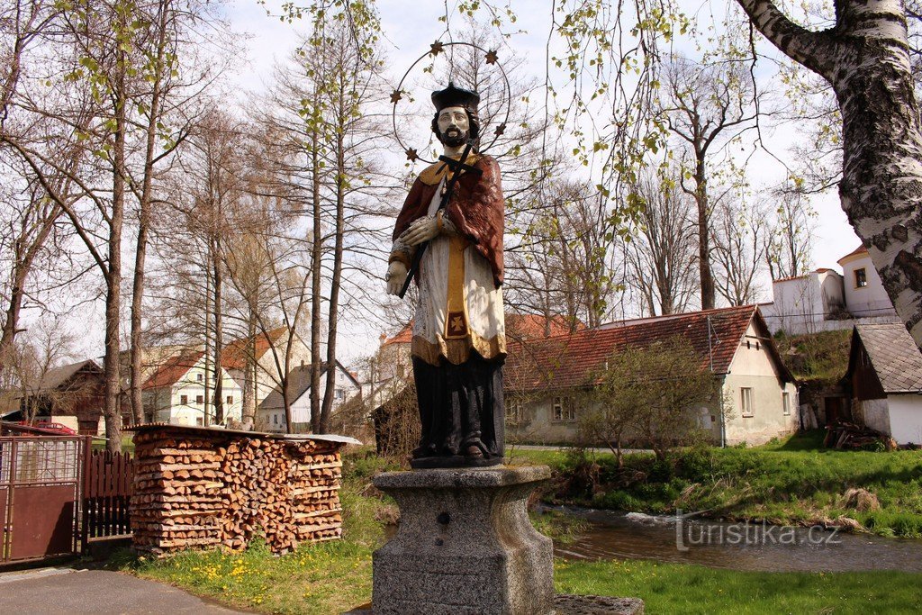 Widok posągu z drogi