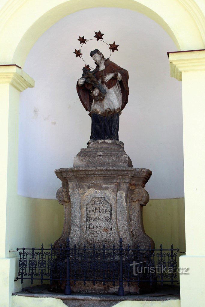 Vy över statyn med piedestalen