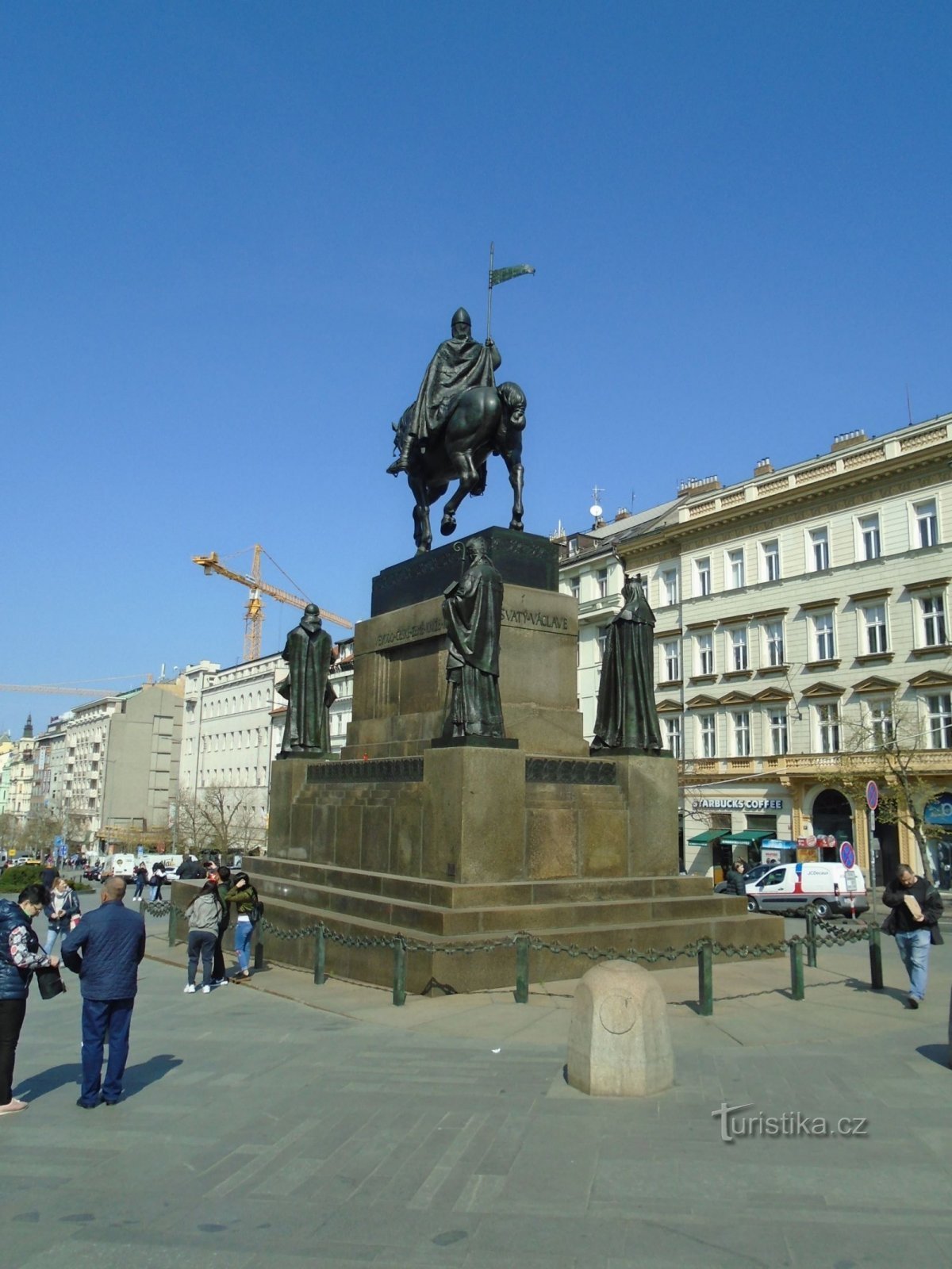 Blick auf die Statue von St. Wenzel, im linken Hintergrund mit dem Jalta Hotel (Prag, 1.4.2019. April XNUMX)