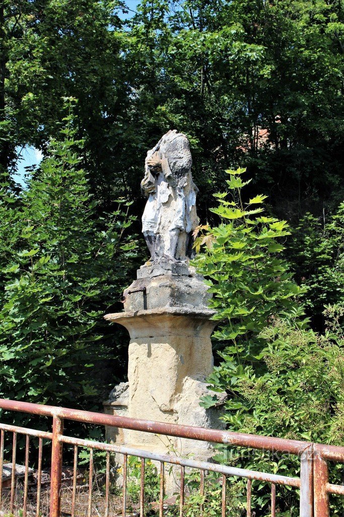 Blick auf die Statue von der Brücke