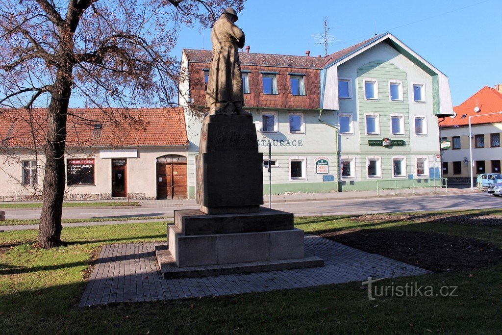 Blick auf die Statue von der Seite