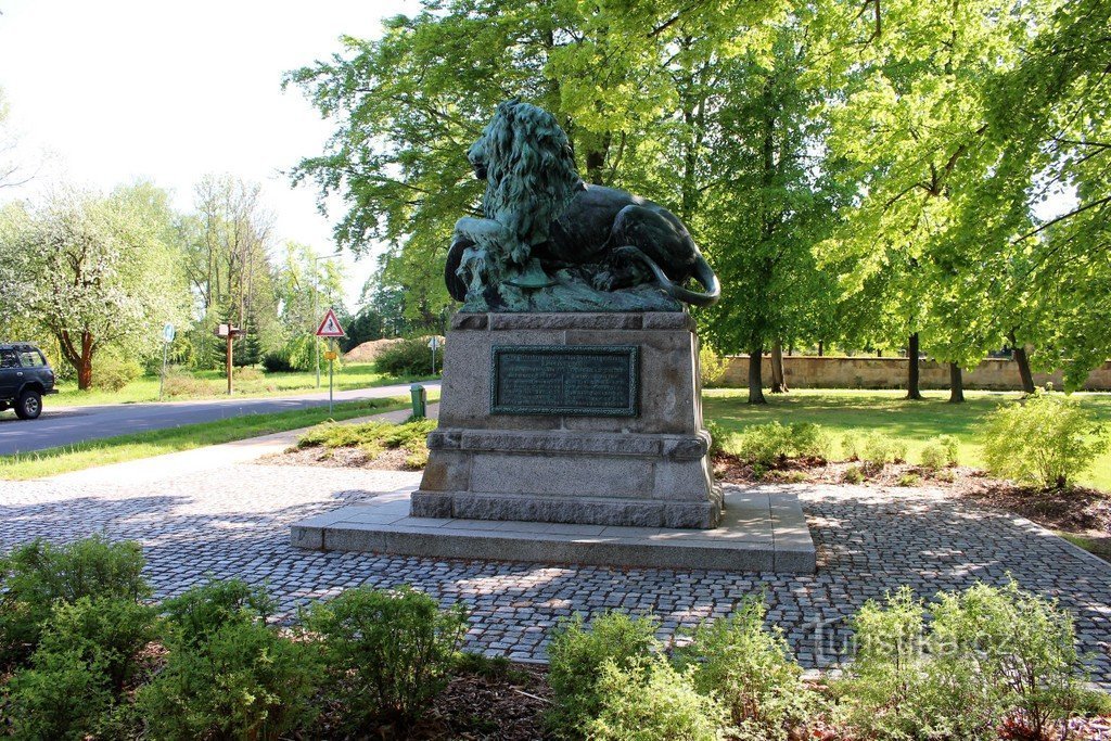 Blick auf die Statue von der Seite