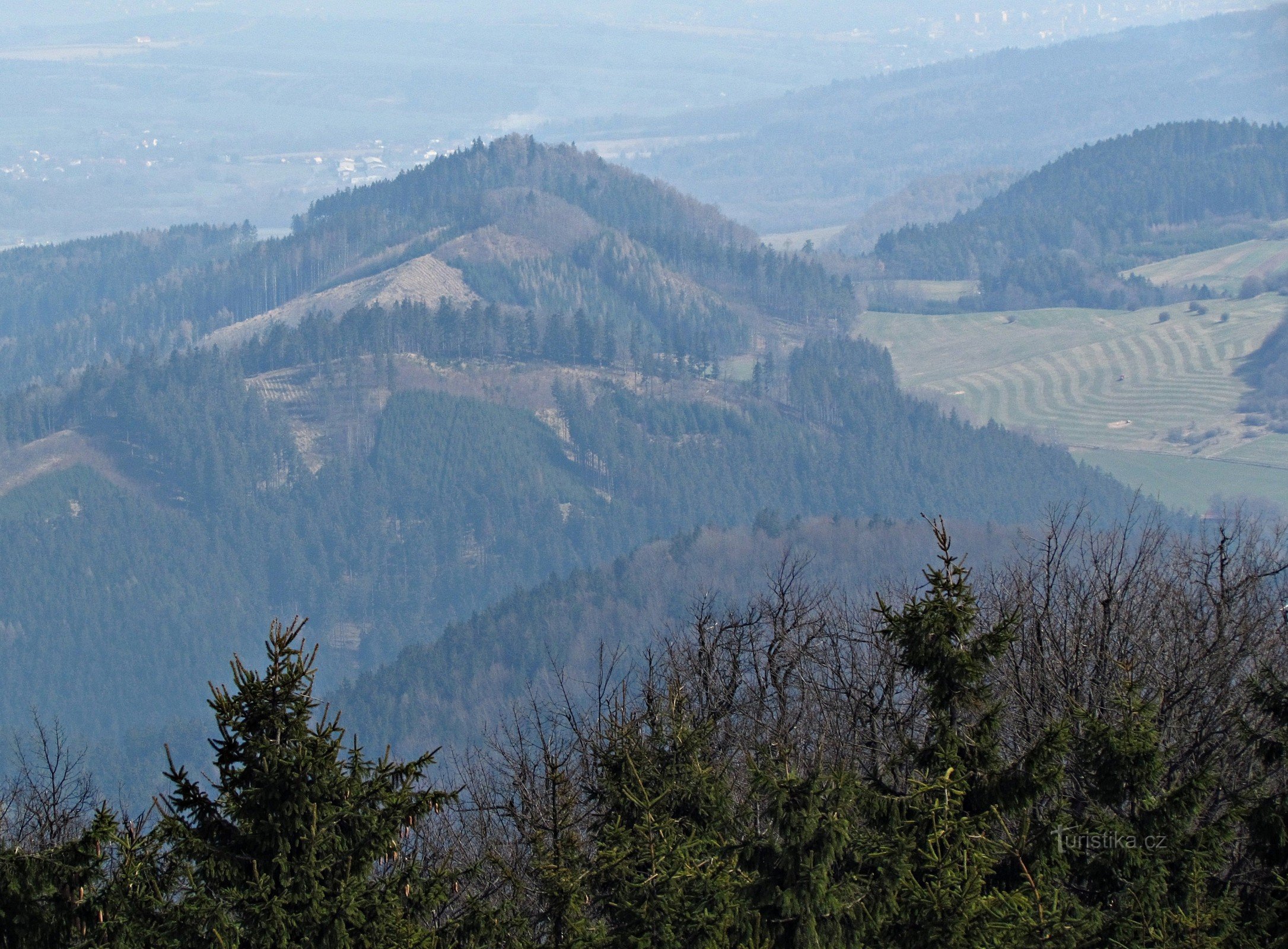 utsikt över vulkanerna från utsiktstornet på Kelčské Javorník