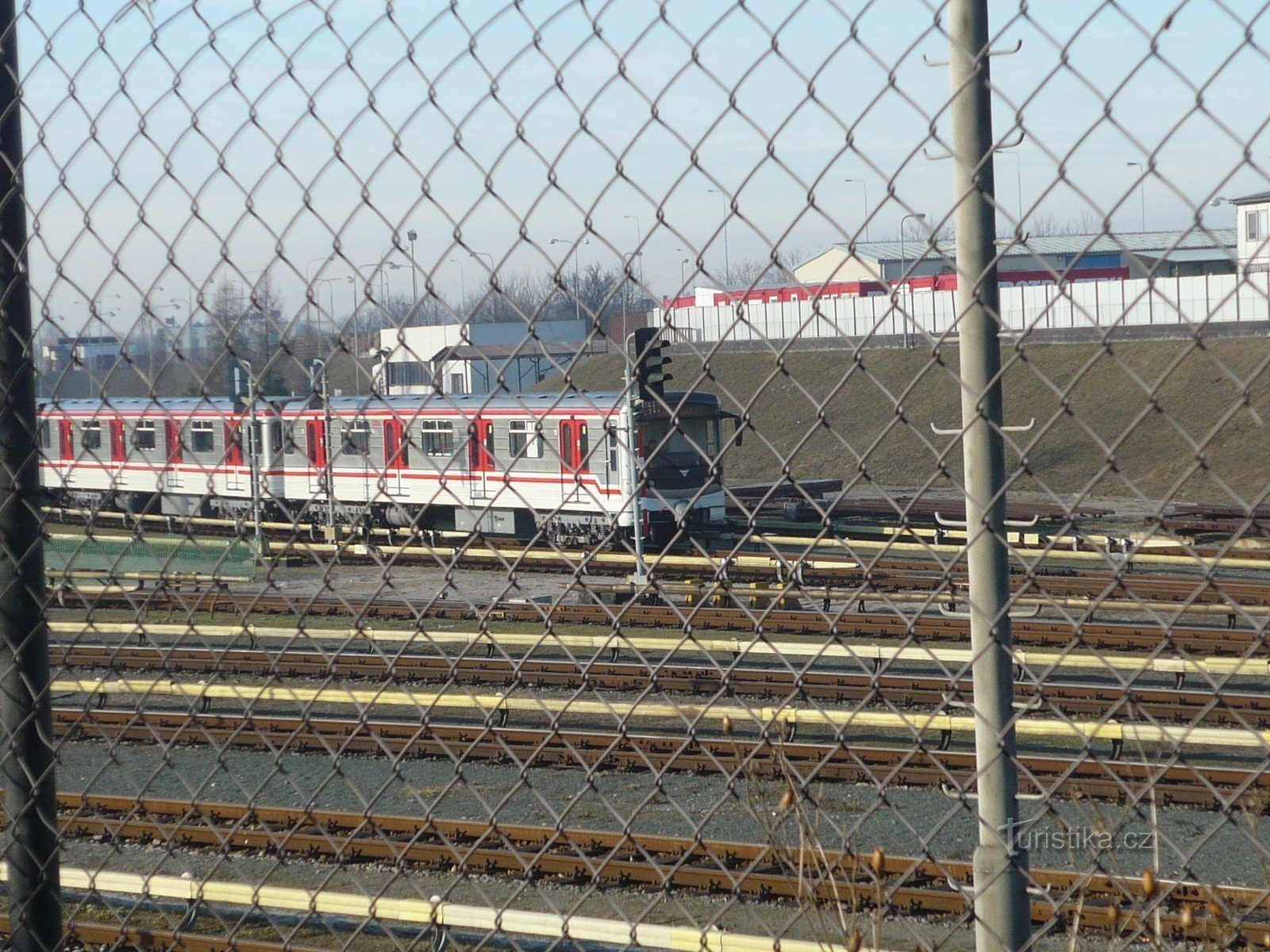 O vedere a trenului de metrou sub cerul liber