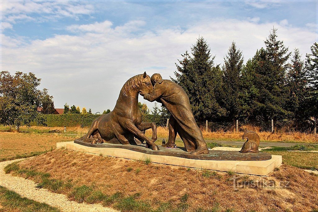 Vue de la sculpture depuis le pré