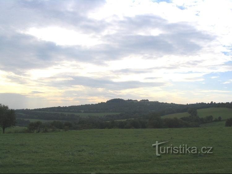 Vedere la Špičák din orașul de sus