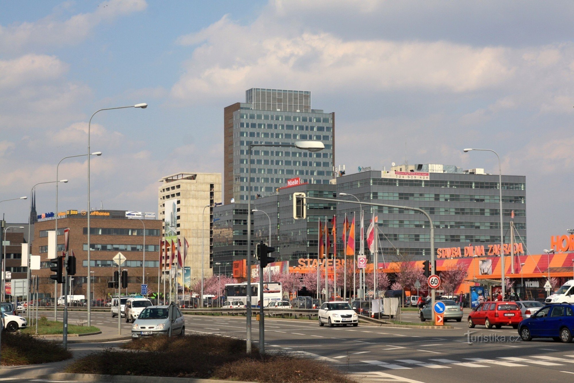 Pogled na Spielberk Office Centrum s dominantnim Spielberkovim tornjem B