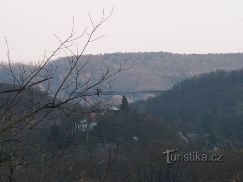 Vedere a viaductului vechi și nou de la belvedere de lângă Ivančice