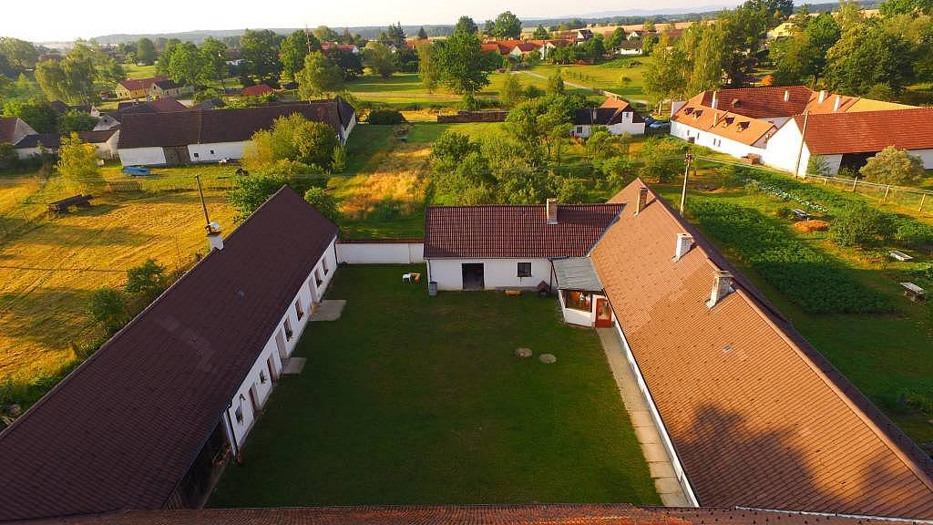 Zicht op de boerderij en 2500 m2 groot perceel eromheen