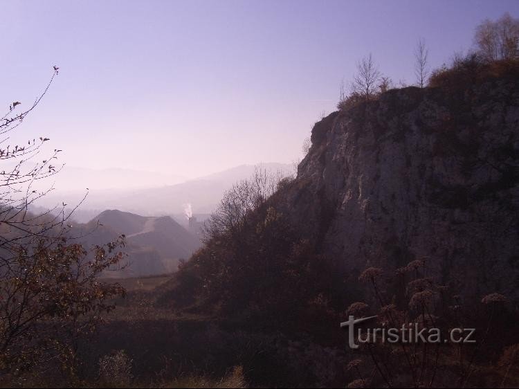 Vista delle mura della cava dal parcheggio centrale di Štramberk