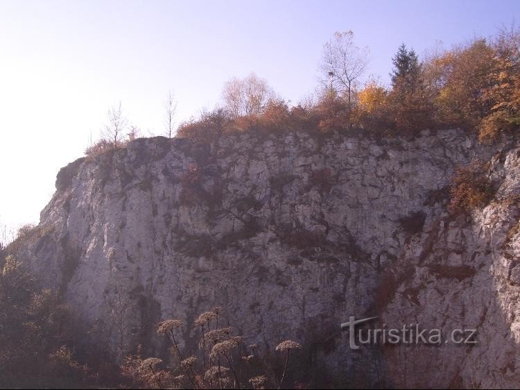 Utsikt över stenbrottsväggar från den centrala parkeringsplatsen i Štramberk