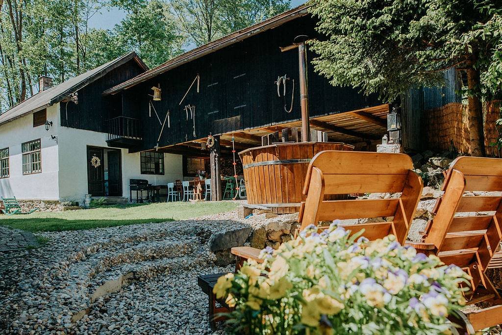 pohled na stodolu vpravo, vlevo chalupa