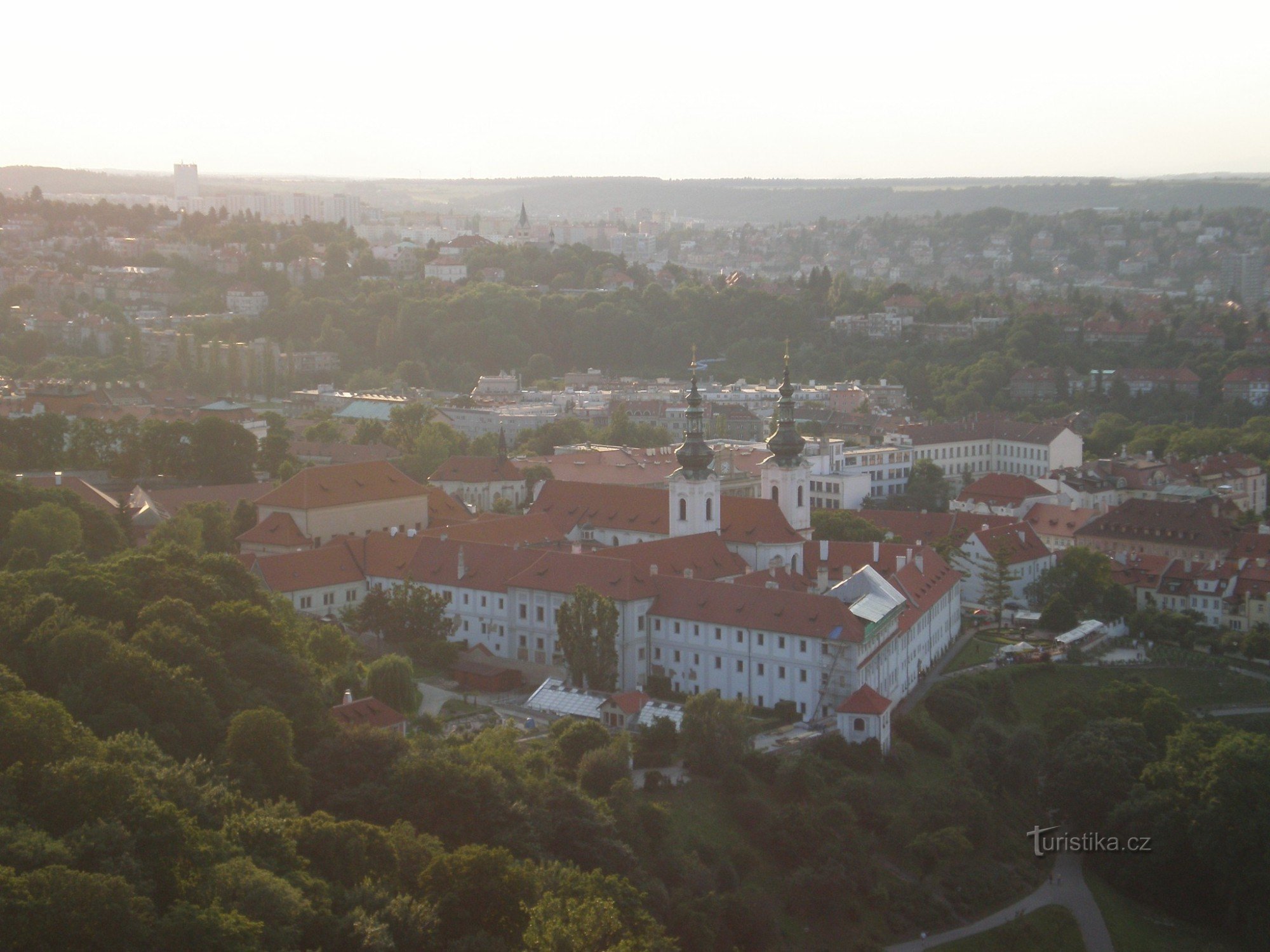 Widok na Klasztor Strahov z wieży widokowej Petřín