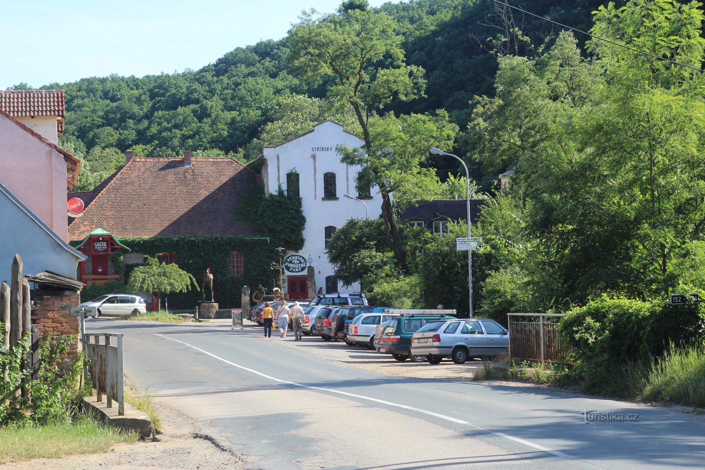 Blick auf die Stríbský-Mühle und den Parkplatz