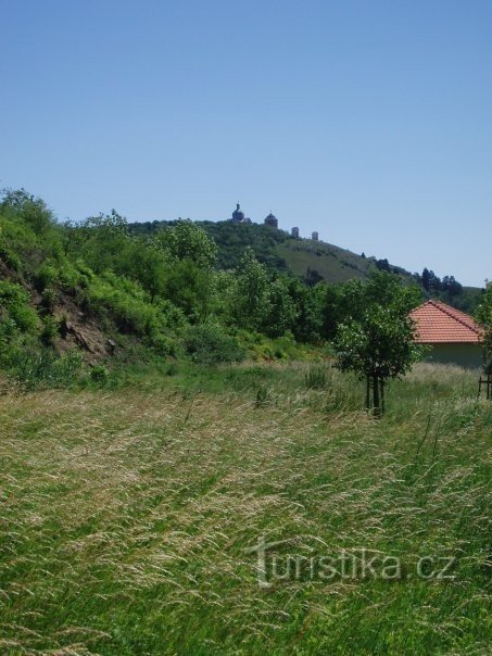 Uitzicht op de Heilige Heuvel vanuit de grot op Turolda