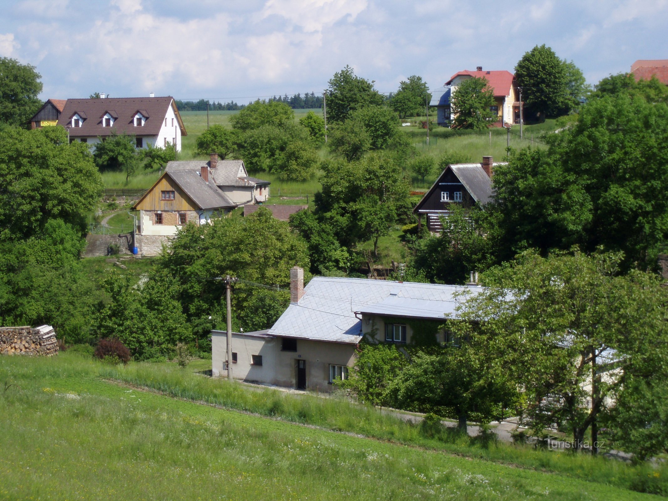 Vedere spre Svetlá de pe drumul districtual