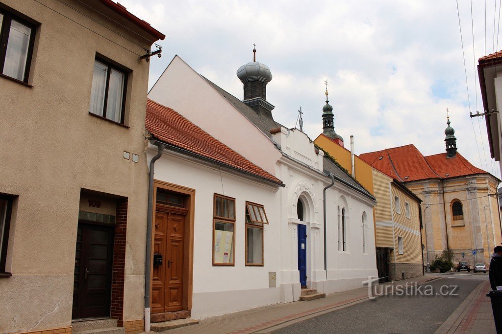 Widok synagogi w tle kościół parafialny św. Alois