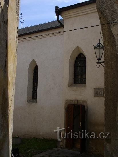 Pogled na sinagogu s gornjeg Karlovog trga: položaj 49°29'7.2