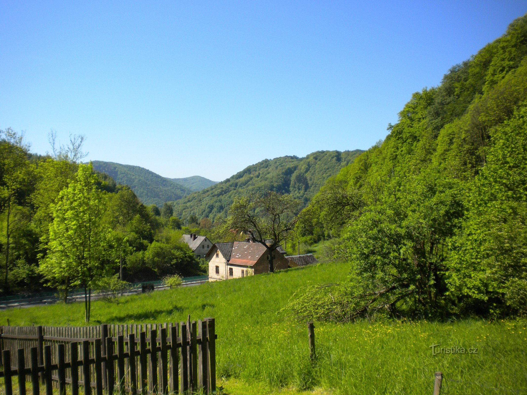 Vedere la Těchlovice de la începutul drumului către castel.