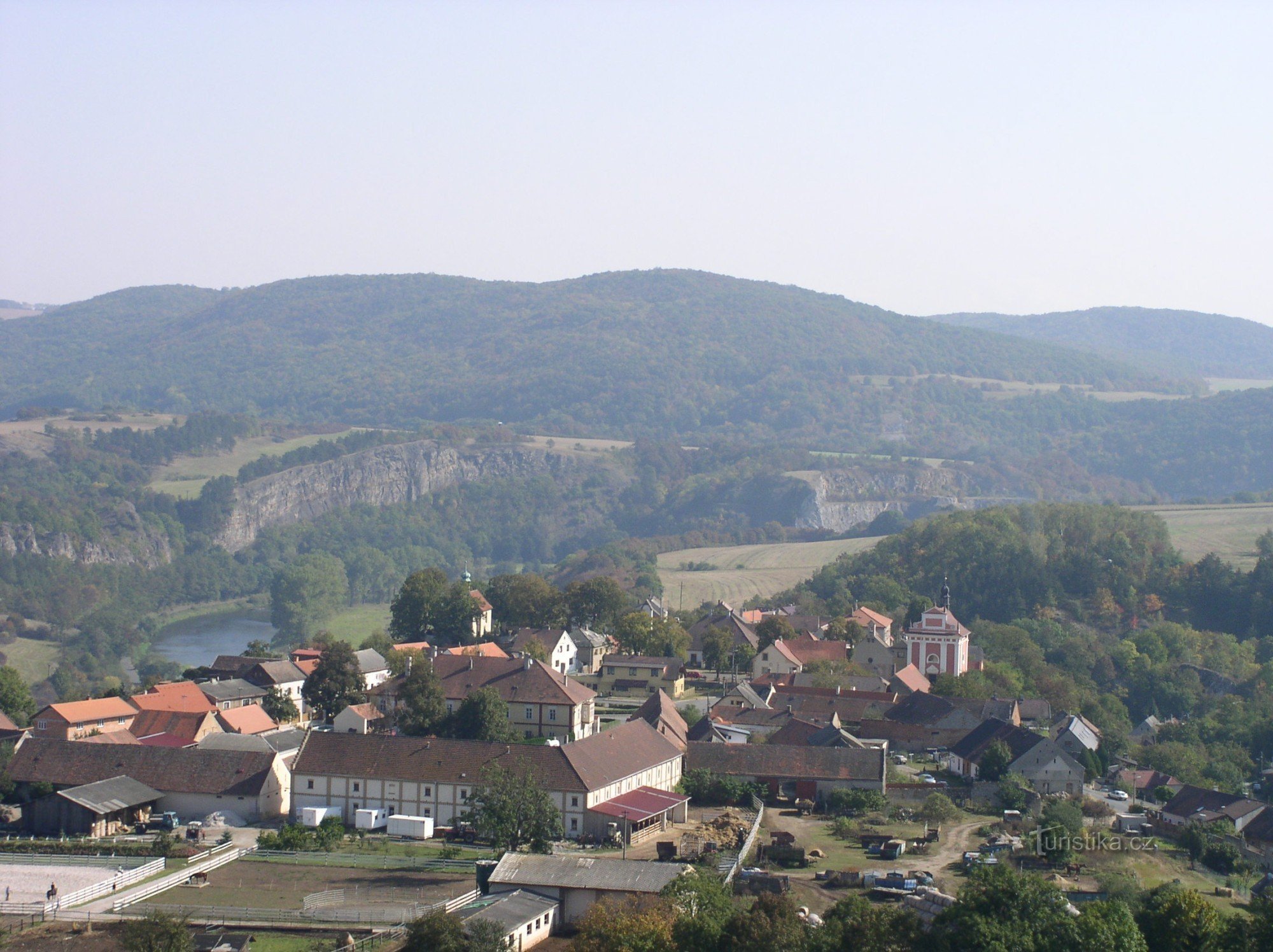 vedere la Tetín, pe fundal stânca sârbească de la Damil