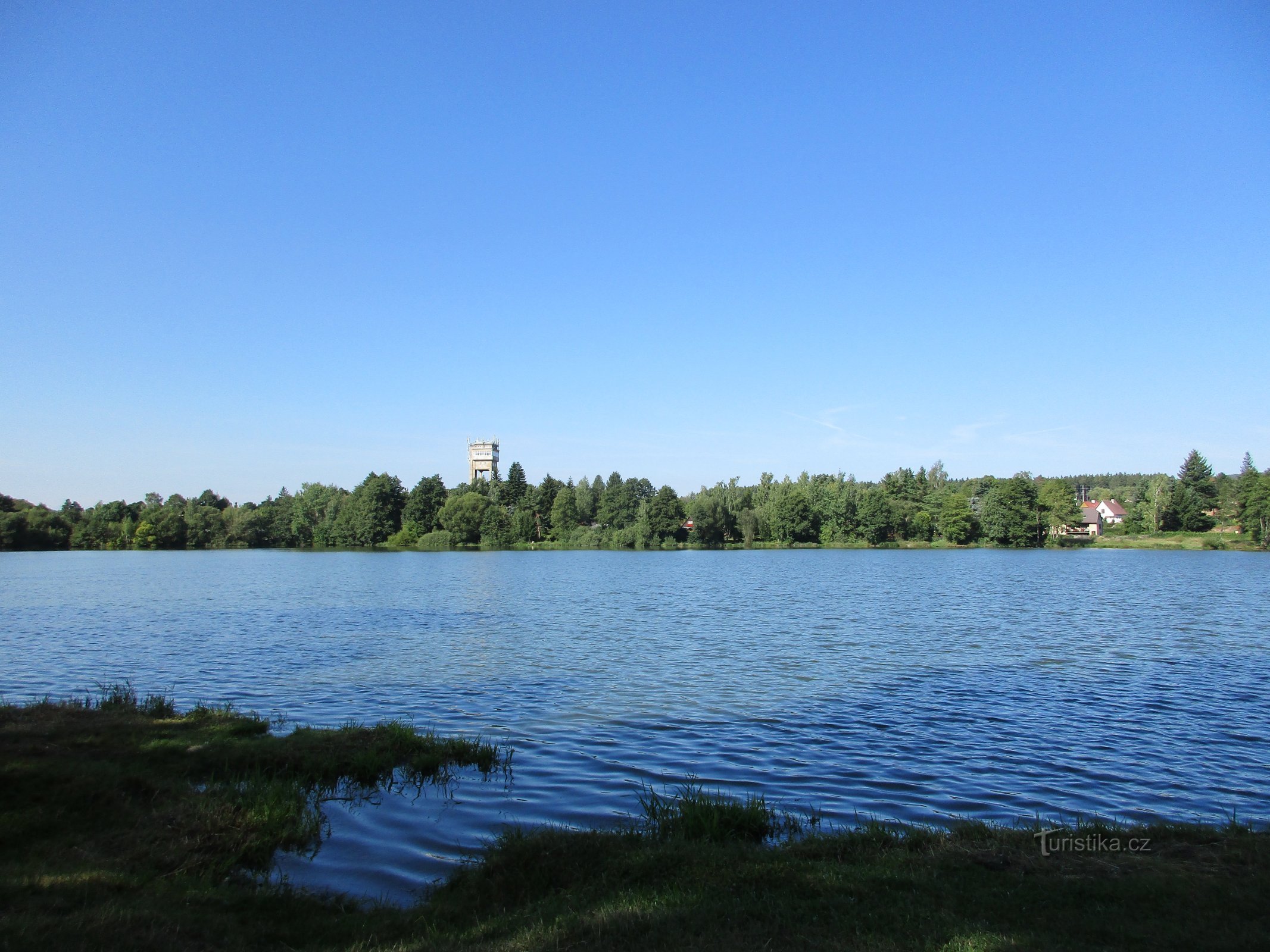 从 Vysokopec 池塘看采矿塔