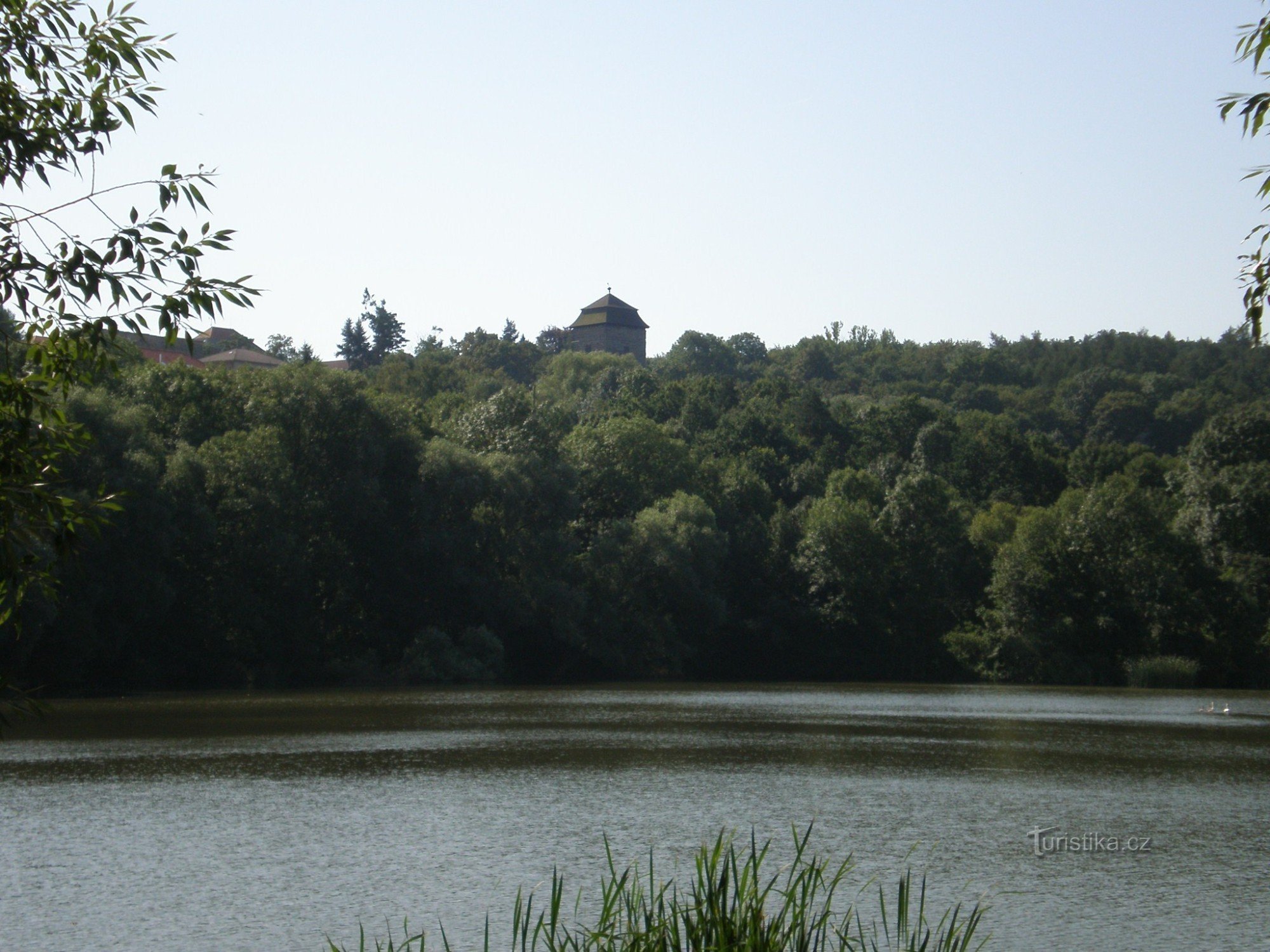Mlýnský rybník を横切る Tuchoraz の眺め