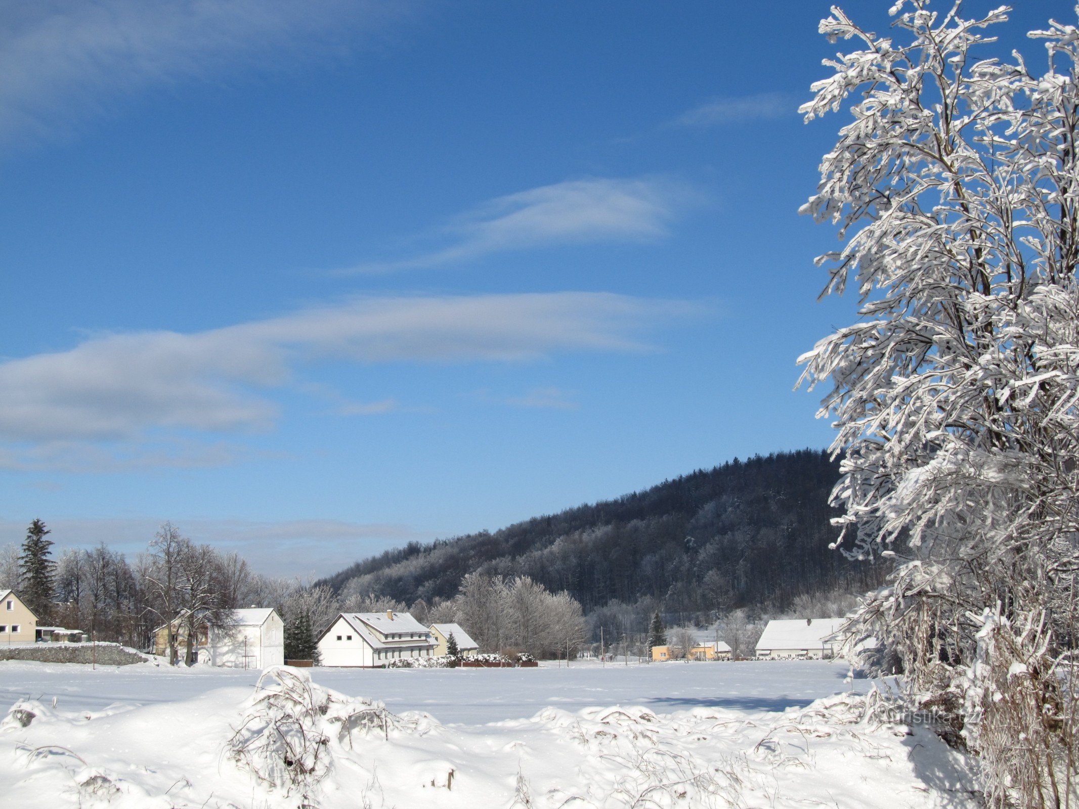 Blick auf die Herberge im Winter