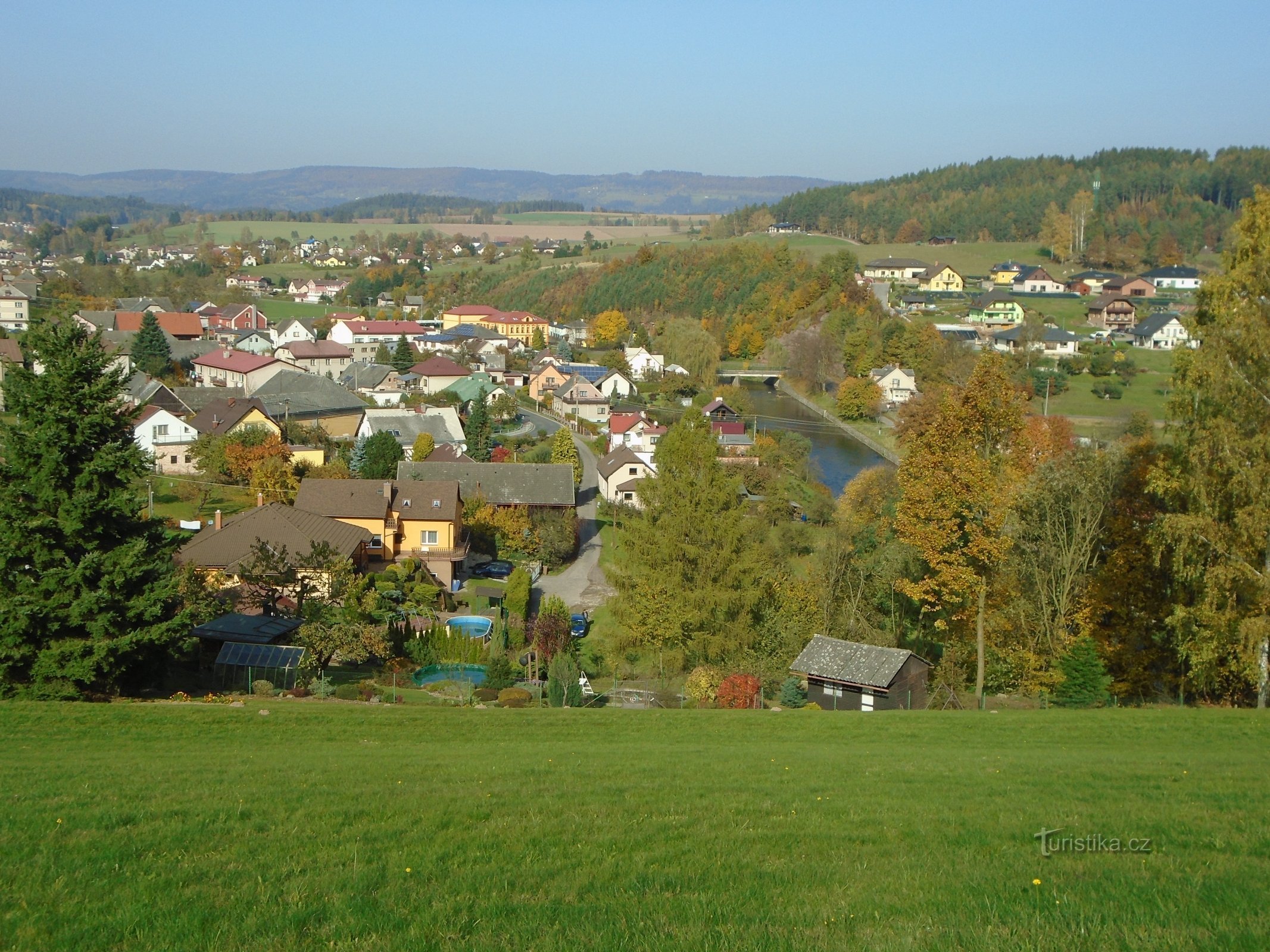 Vista de Úpa con puente de hormigón (Havlovice)