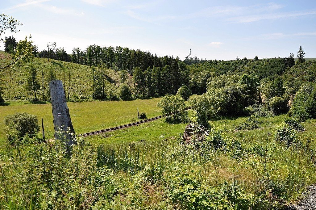 Pod vápenkou エリアと Ostrovský potok の谷への鉄道路線の眺め