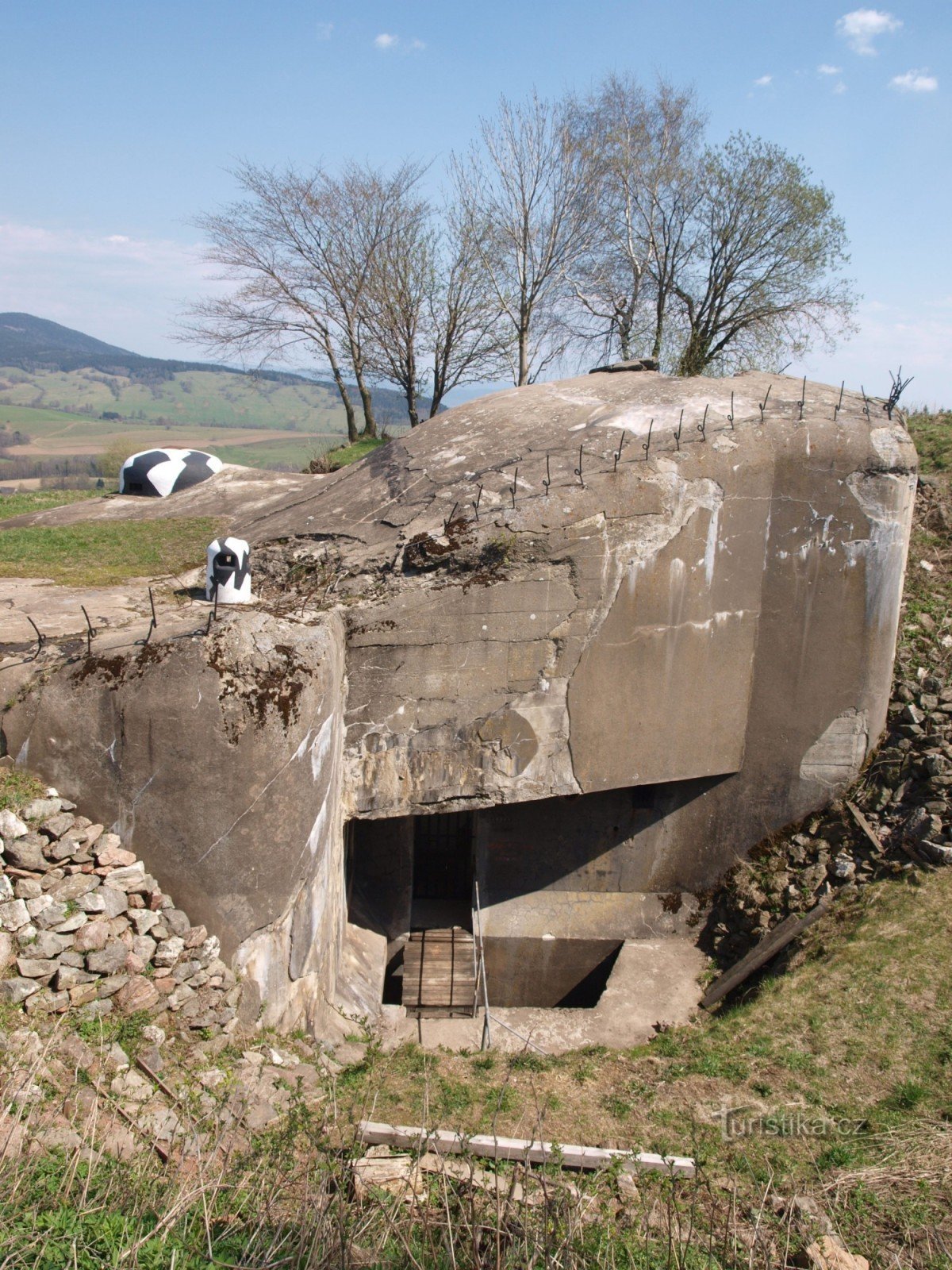 Blick auf den Eingang des Gebäudes