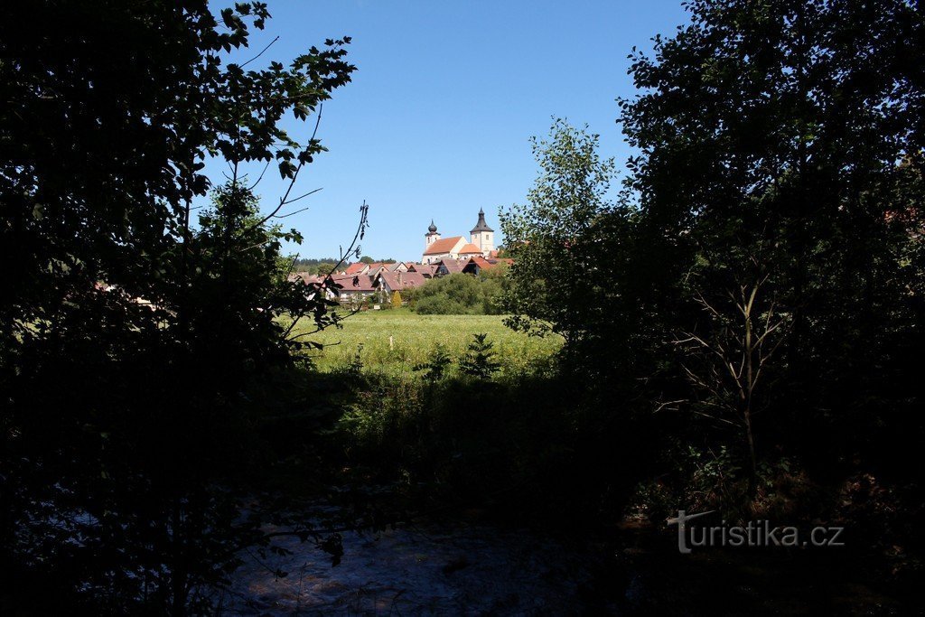 Utsikt över Velhartice från floden Ostružná