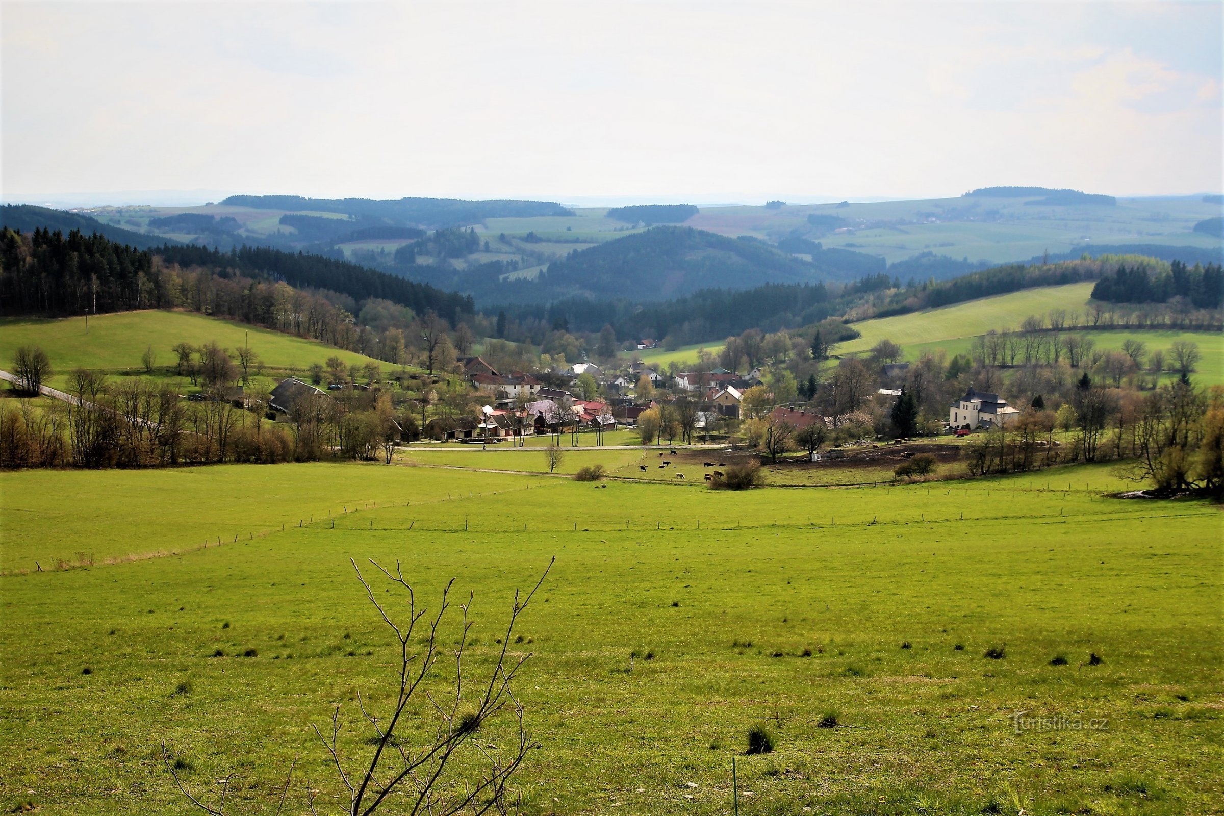 Widok na Veselí ze szczytu wzgórza Na Jedli