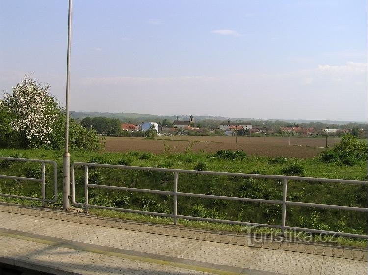 pohled na vesnici ze zastávky ČD