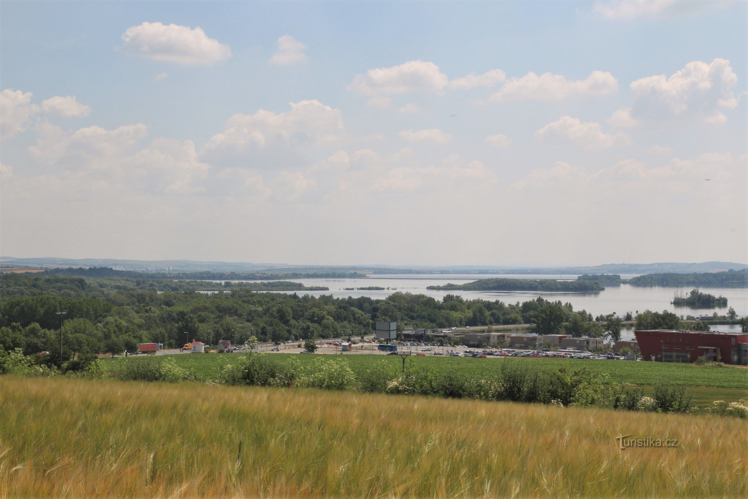 Utsikt över Věstonická-reservoaren, väg I/52 och parkeringen framför Aqualanden Moravia