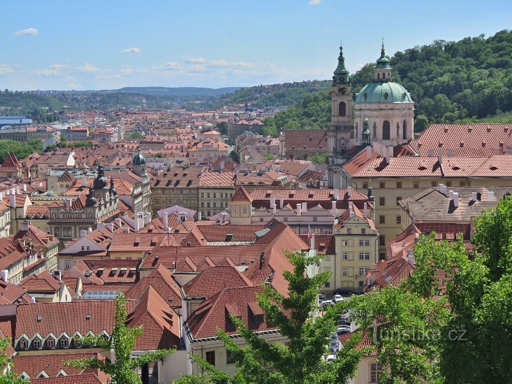 Blick auf den Turm über Malá Strana