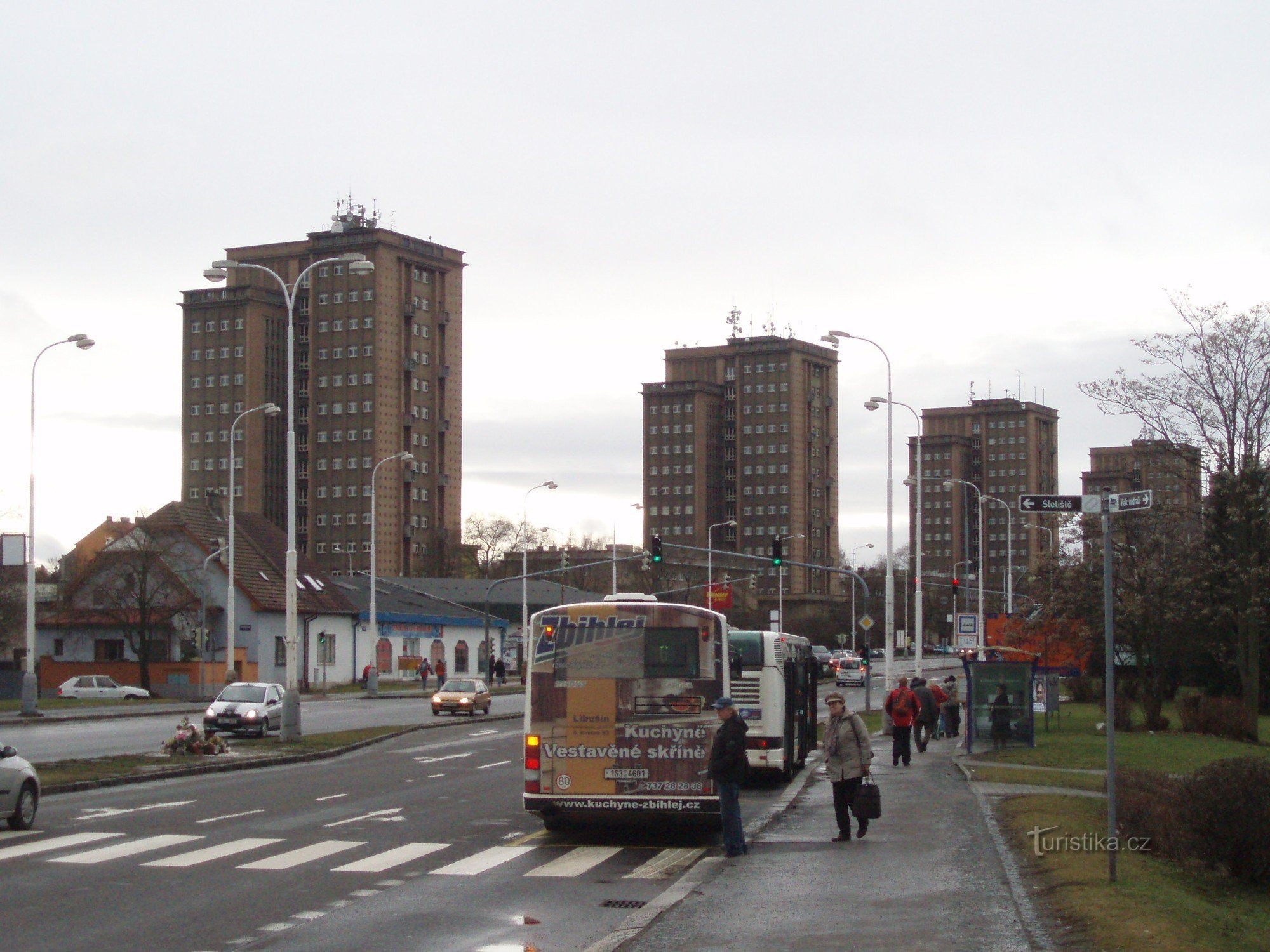 Vista dei palazzi dal ponte da Žel. stazione Kladno Město