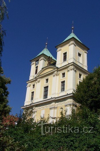 Вид на башни церкви Святого Архангела Михаила