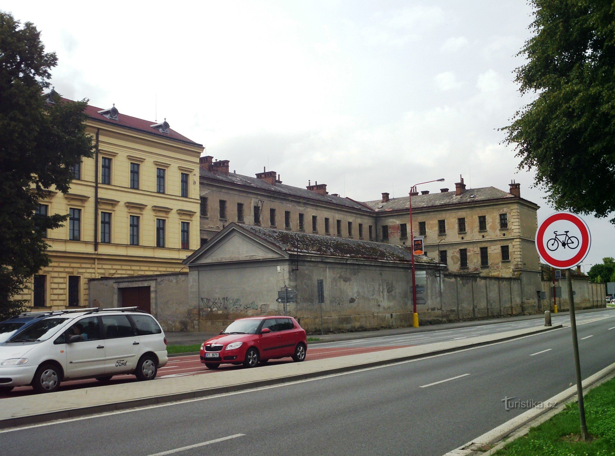 uitzicht op de gevangenis vanaf de Velehradská-straat