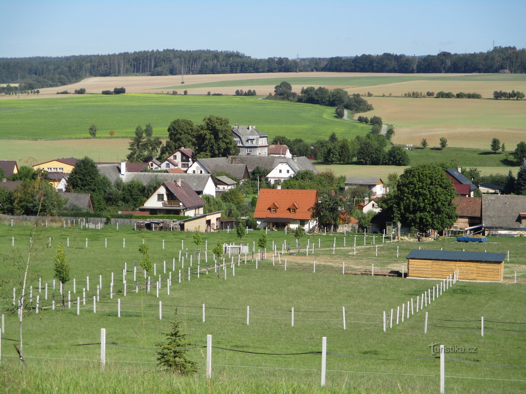 Pogled na Vlčkovice u Podkrkonoší s ceste iz Krábčica