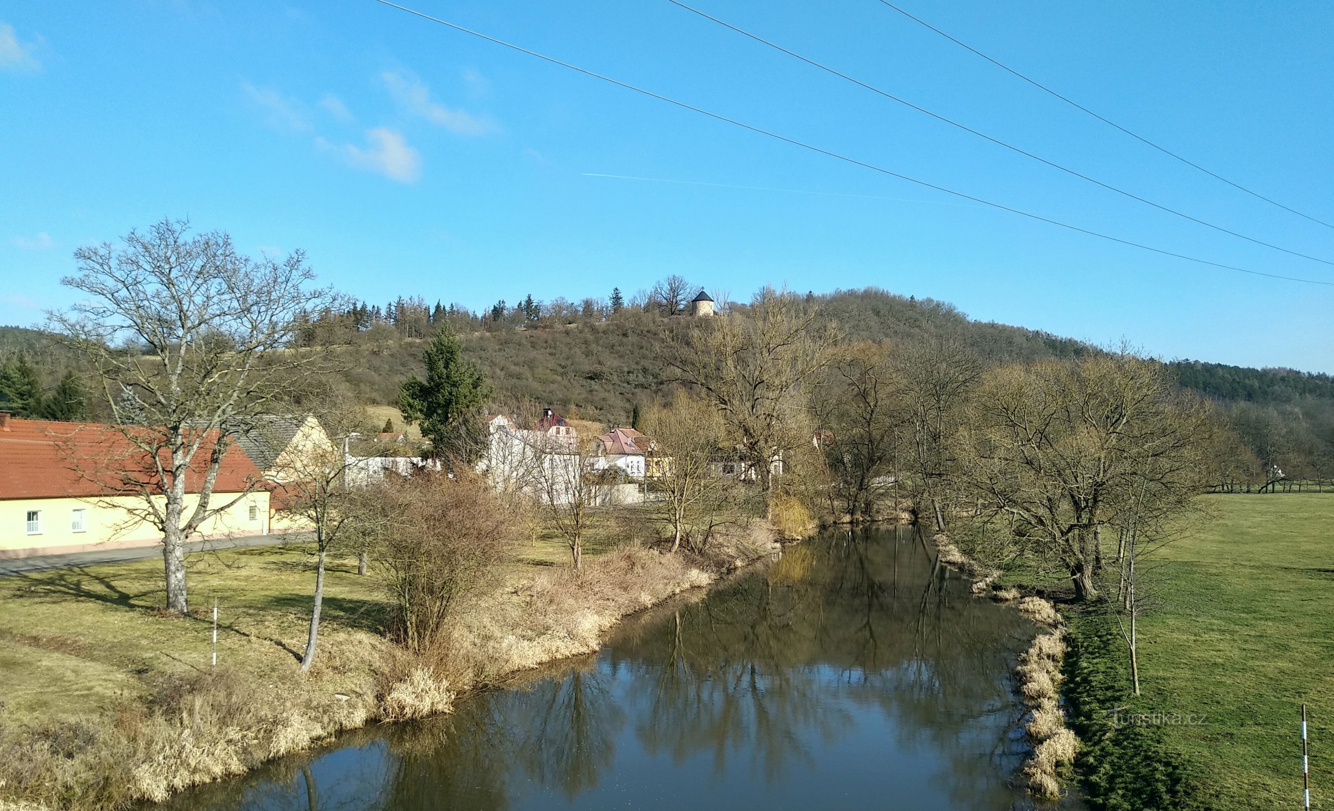 widok na wzgórze Hůrka z rotundą