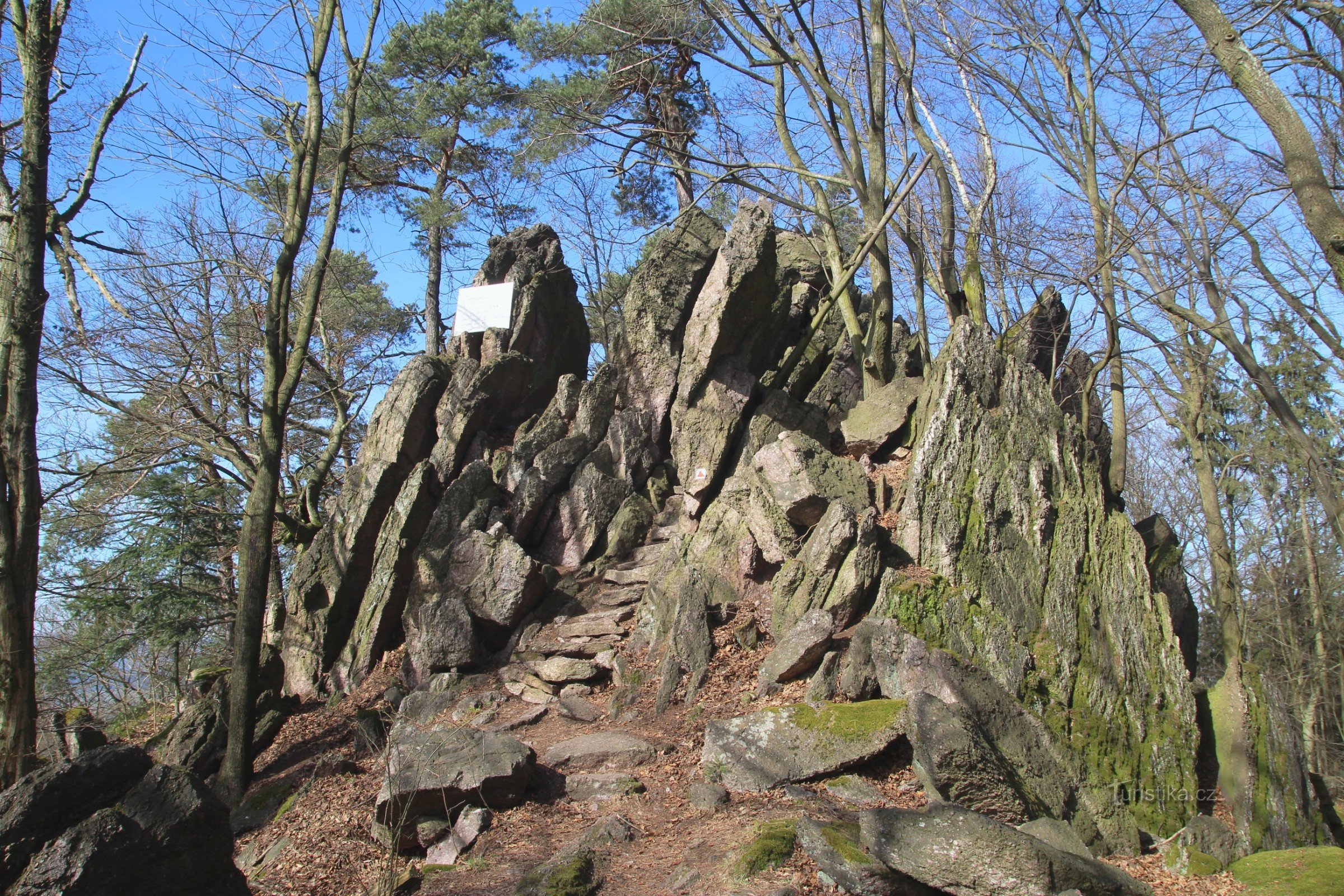 Vista de la cima de la cantera de Babí