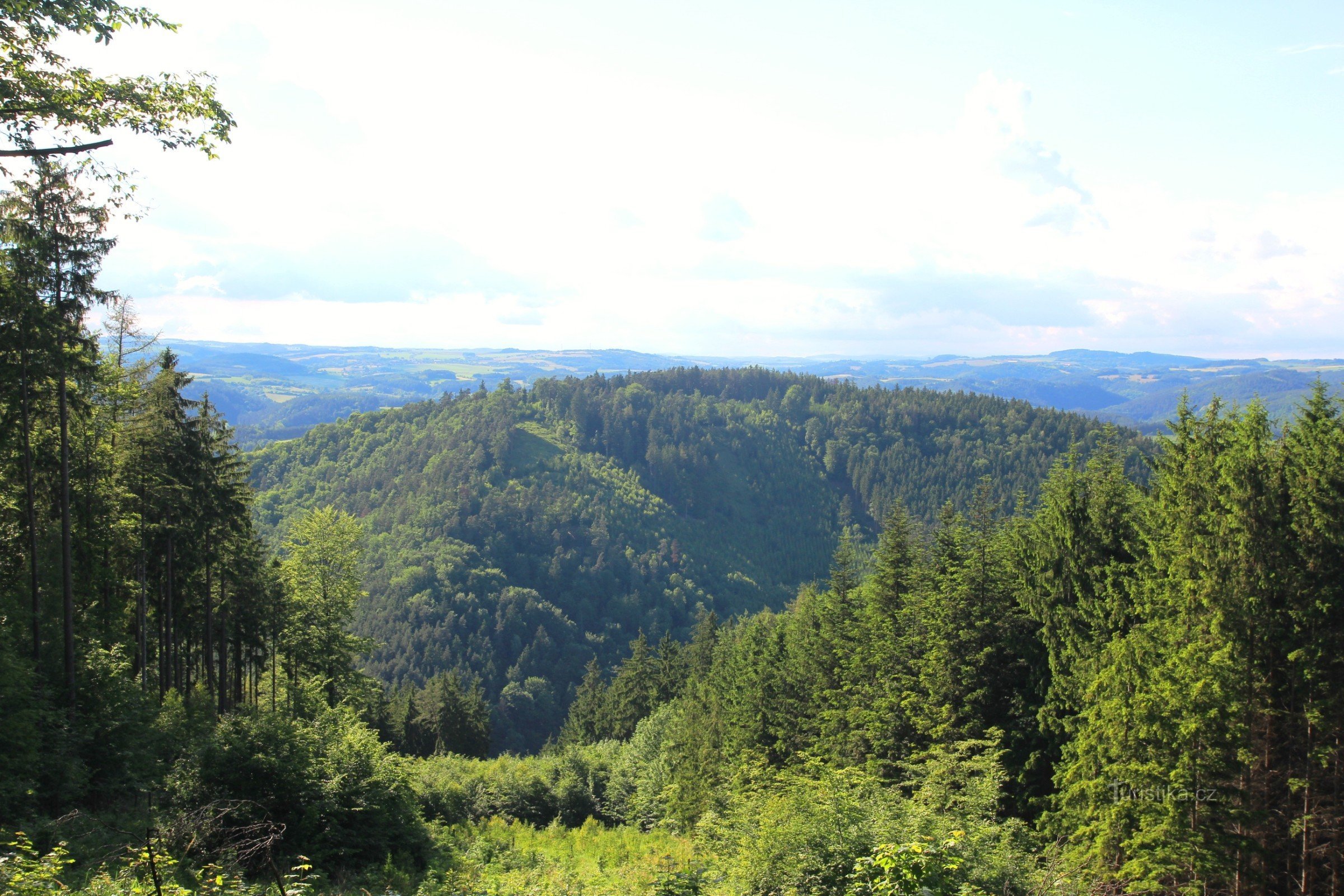 Pohled na vrchol Mírové ze svahu Pasníku